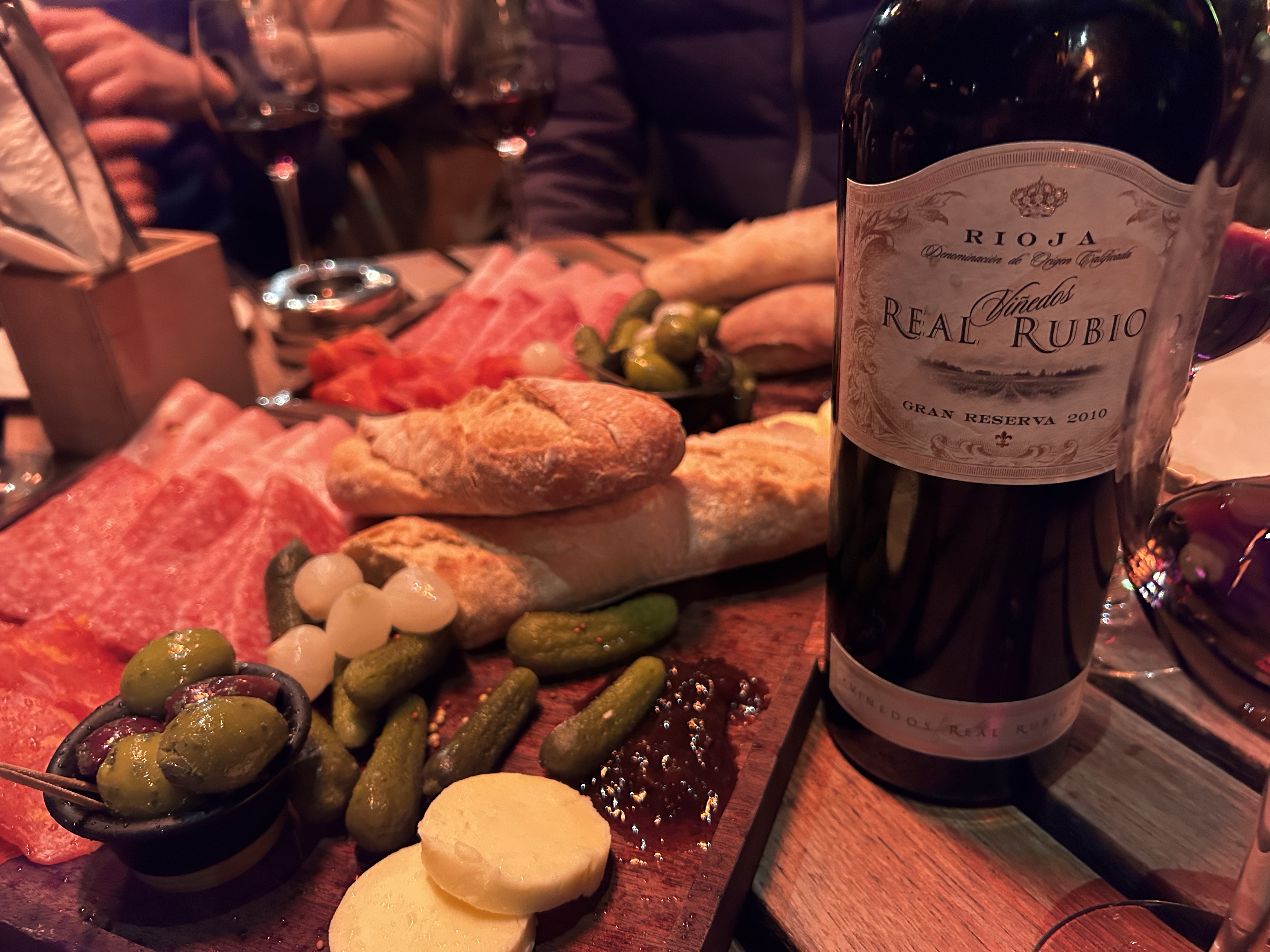 Un verre de vin dans une vieille cave londonienne